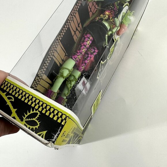 NIB Monster High Venus McFlytrap 2011 First Wave Retired - Picture 9 of 12